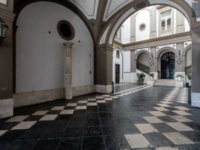 Superate due colonne situate all�interno di altrettante nicchie...
